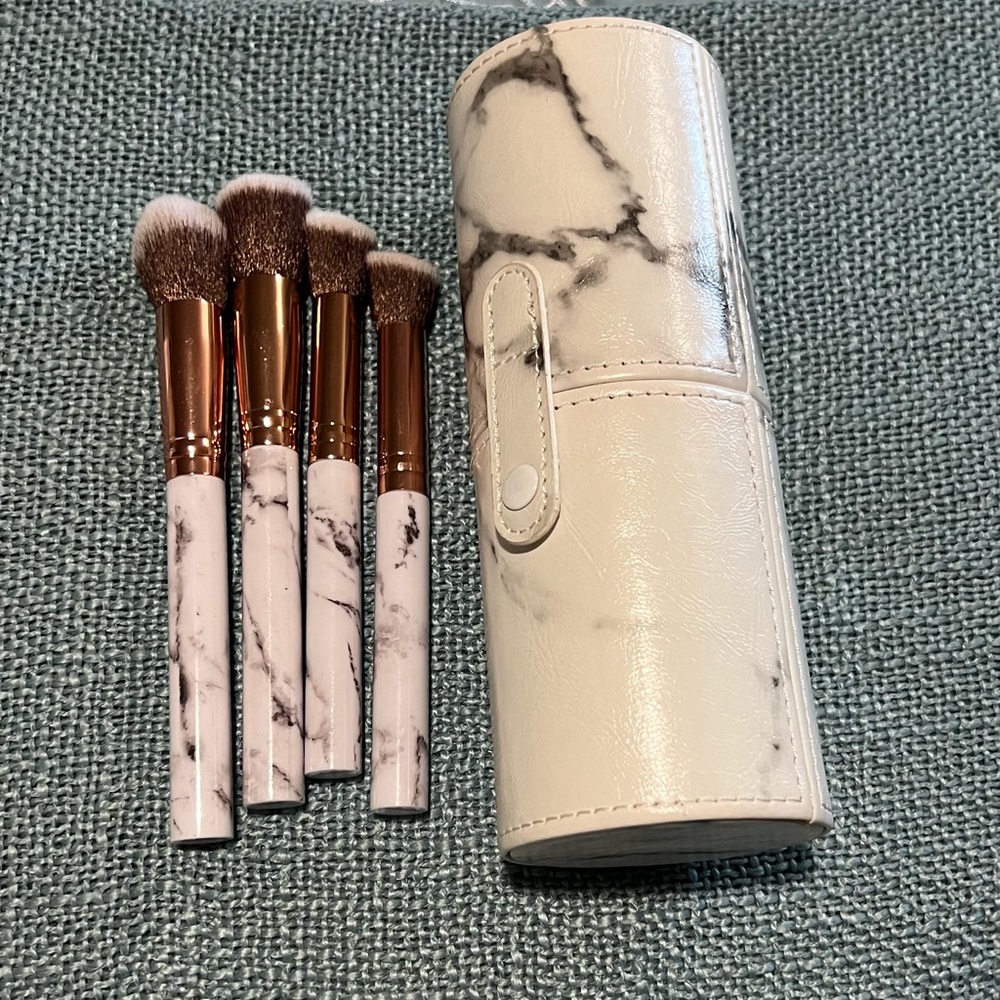 4 pc. Travel brush set , color white